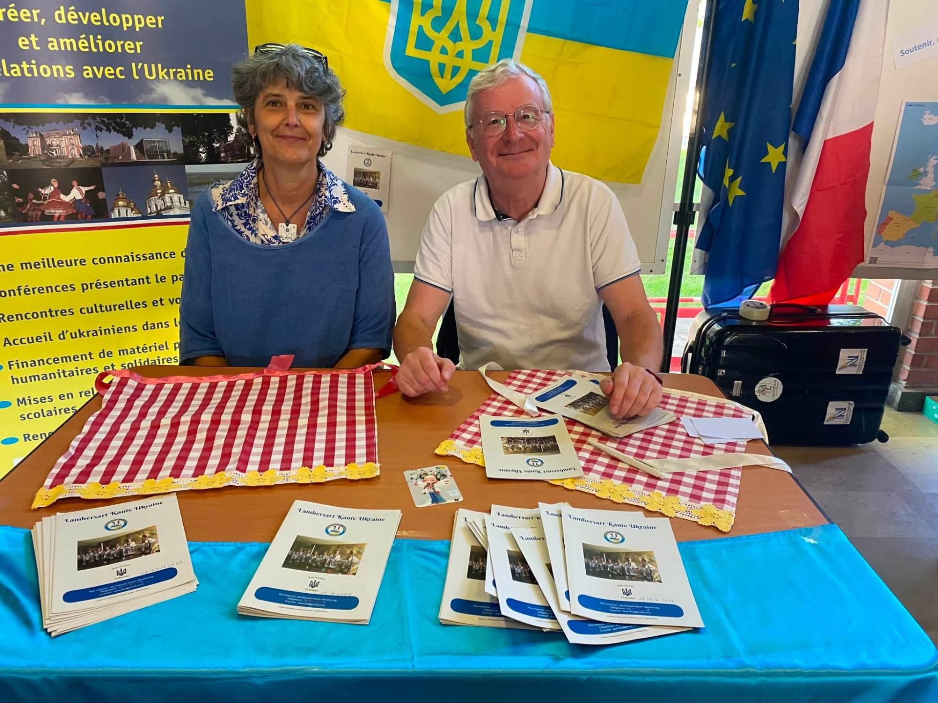Deux membres de l’association accueillent les visiteurs au stand.