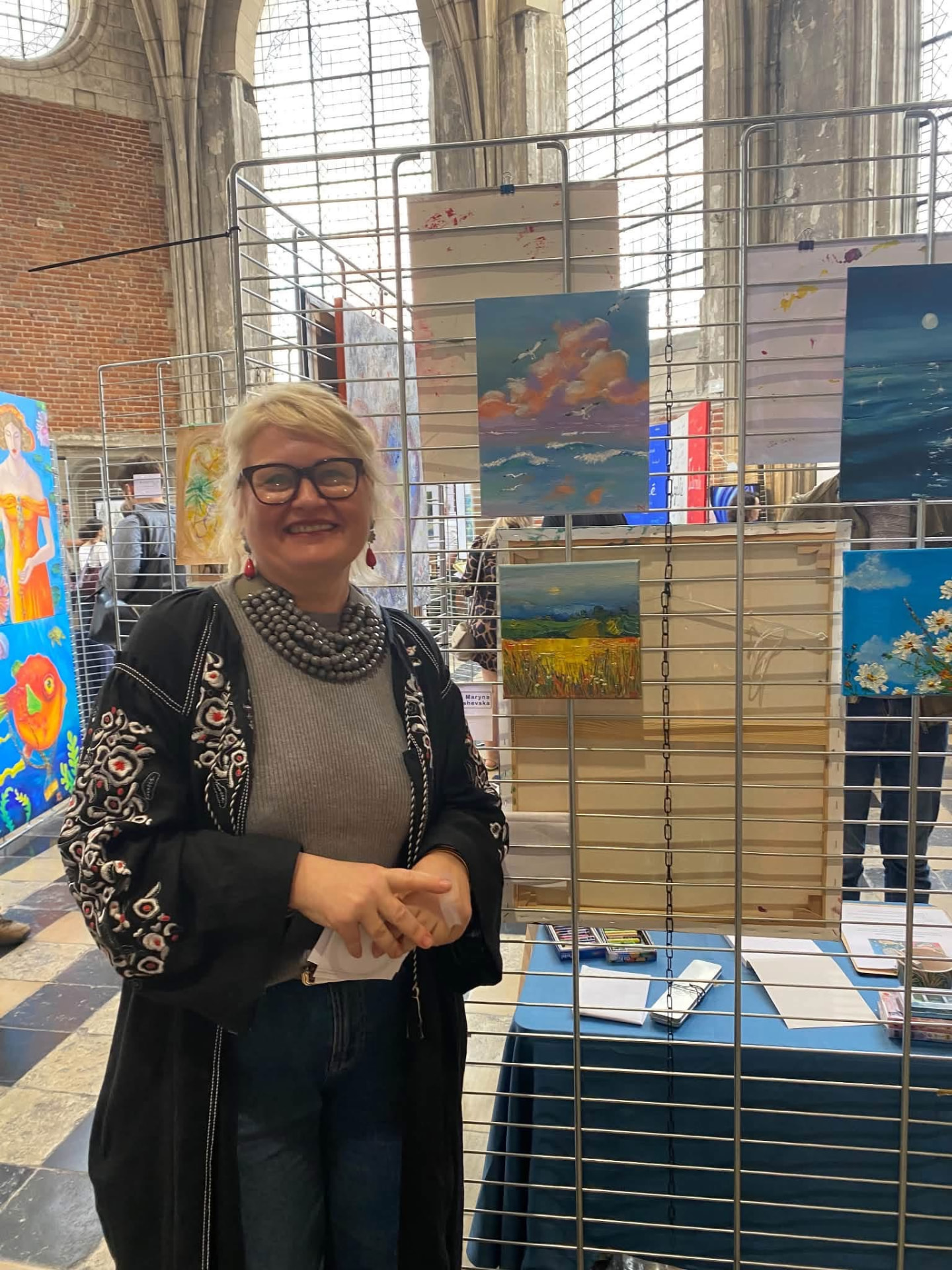 Une participante devant les peintures exposées.