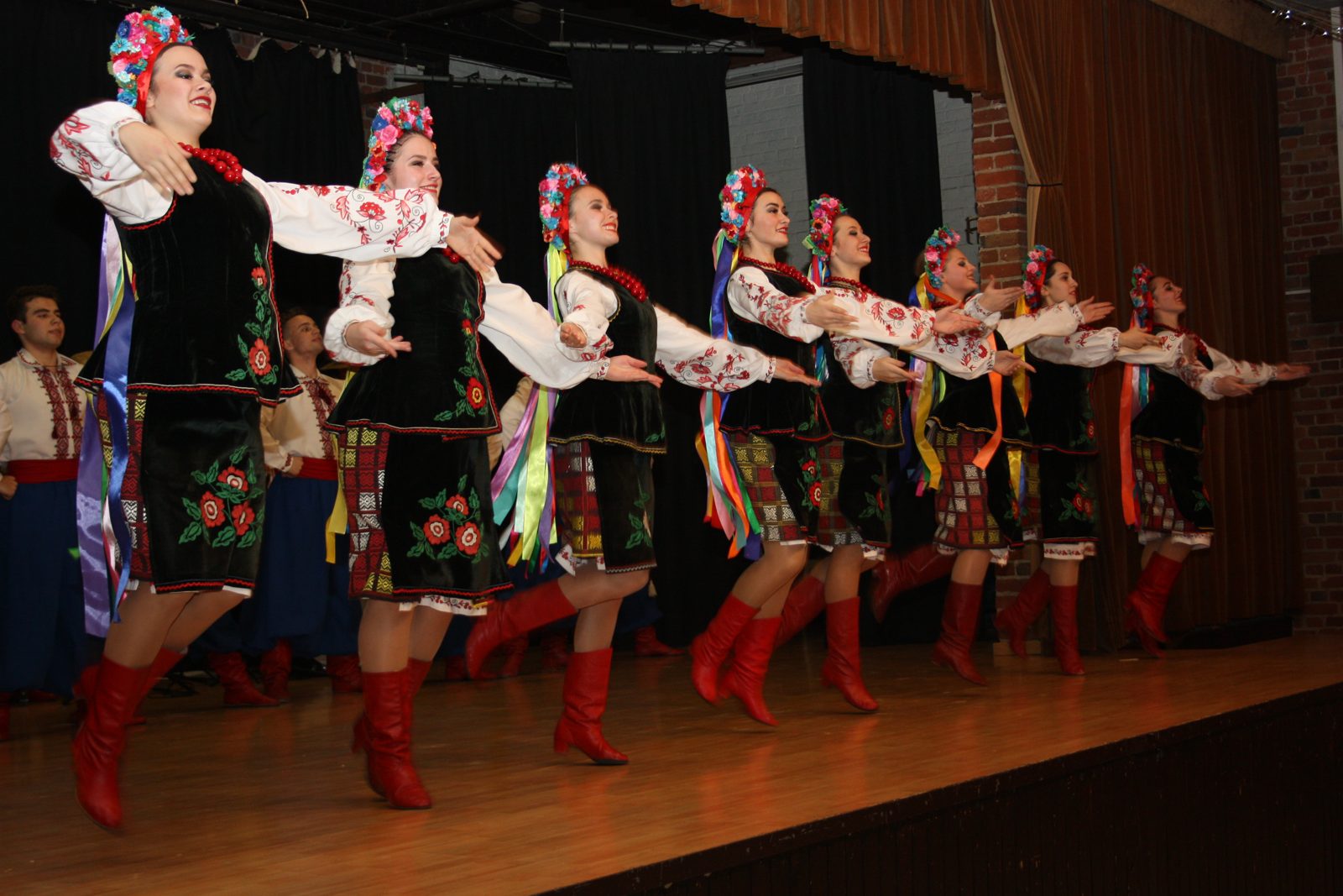 Danseurs ukrainiens en costume traditionnel