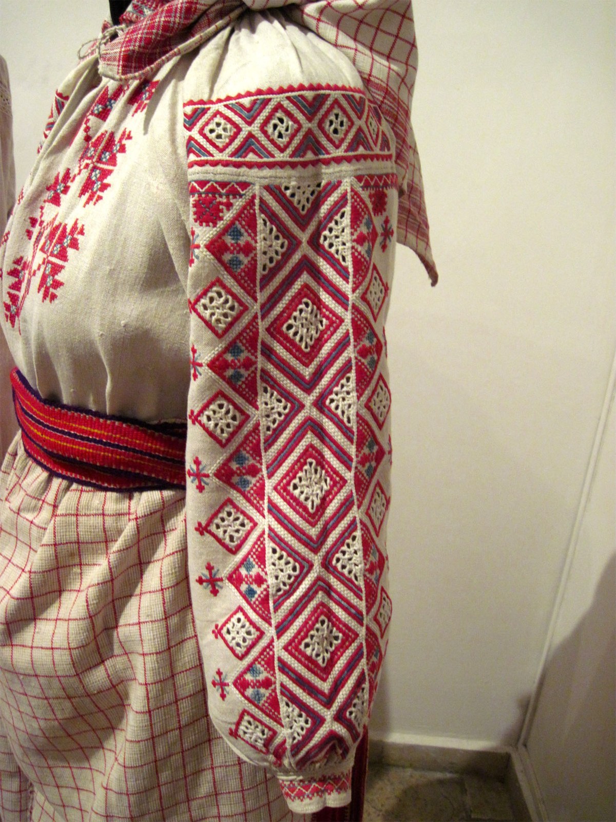Vychyvanka : détail des broderies rouges d’une chemise traditionnelle de la région de Rivne