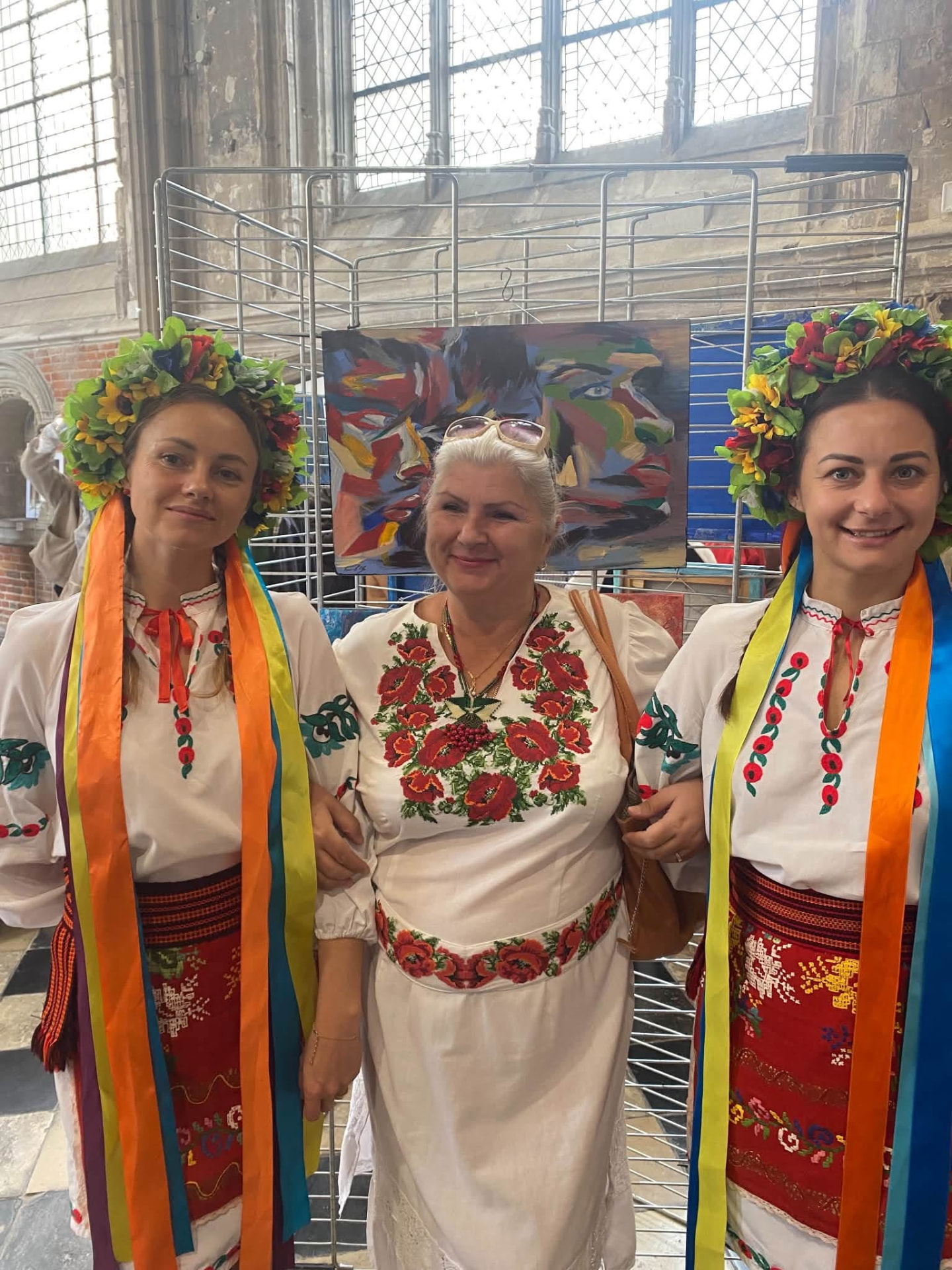 Trois participantes en tenues brodées ukrainiennes.