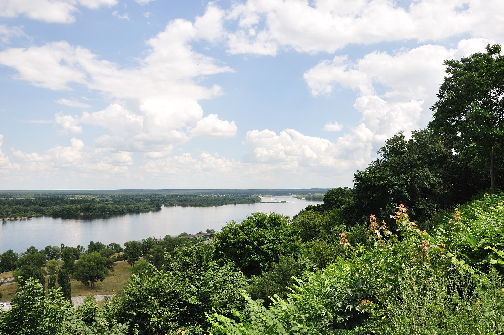 Vue sur le Dnipro depuis la colline de Tchernetcha, à Kaniv