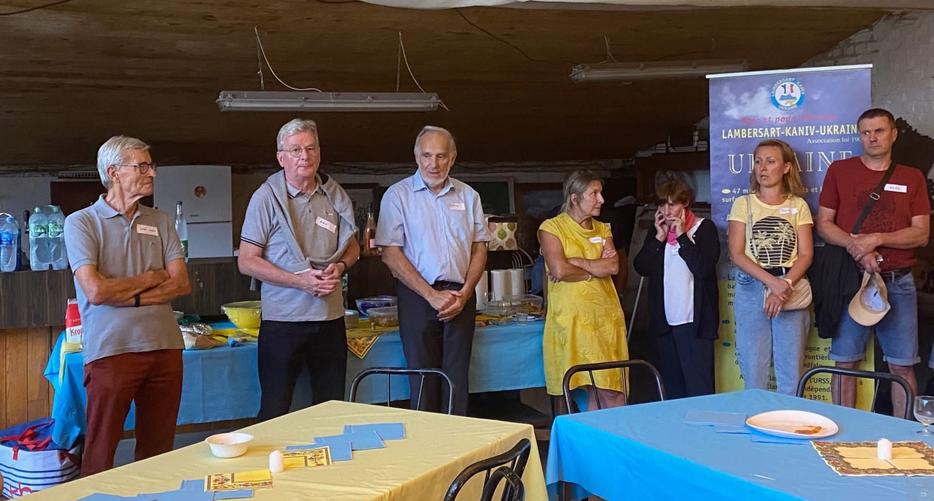 La réception de l’association : tables aux couleurs de l’Ukraine et banderole Lambersart Kaniv Ukraine