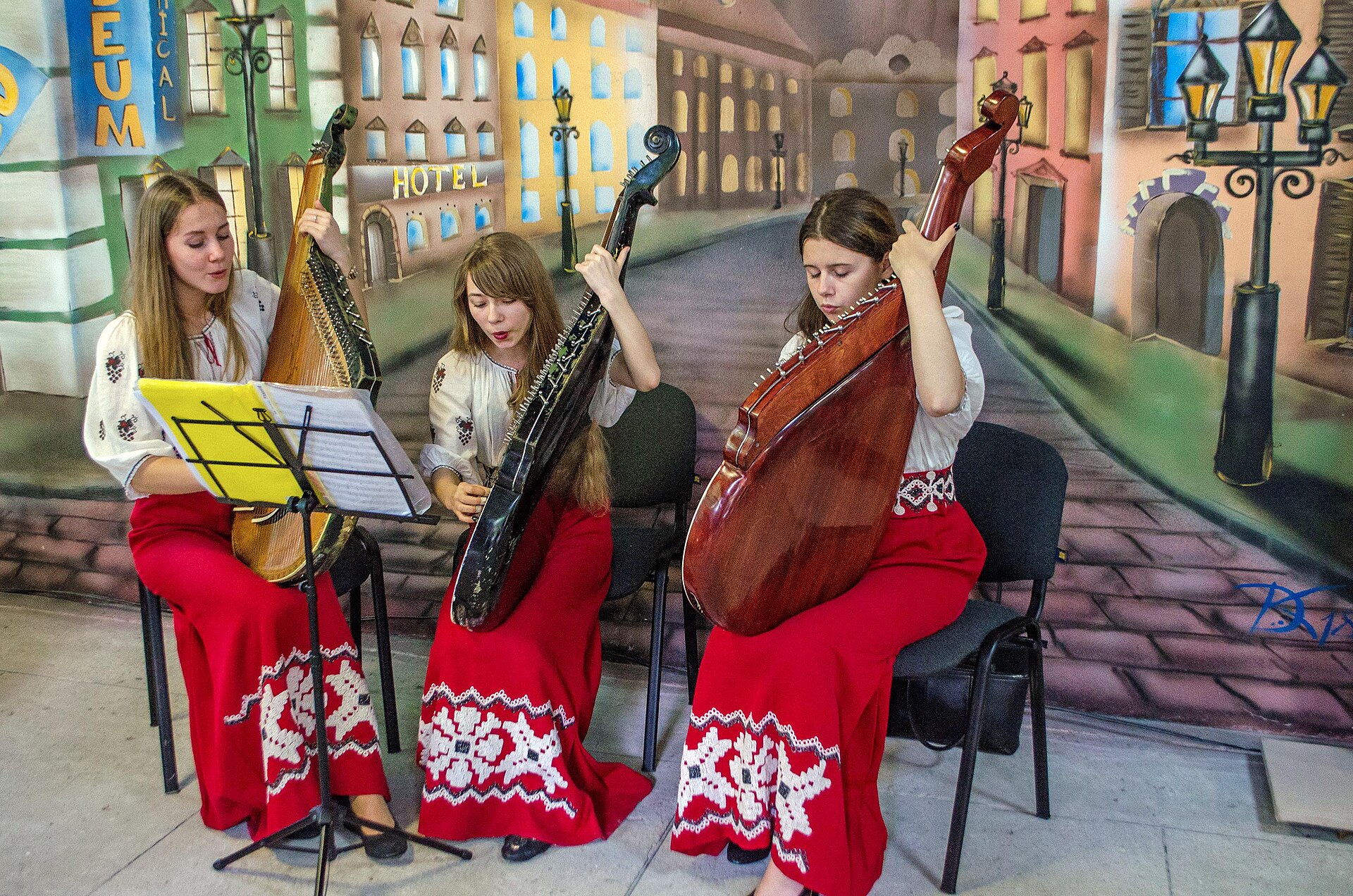 Trio de joueuses de bandoura en concert