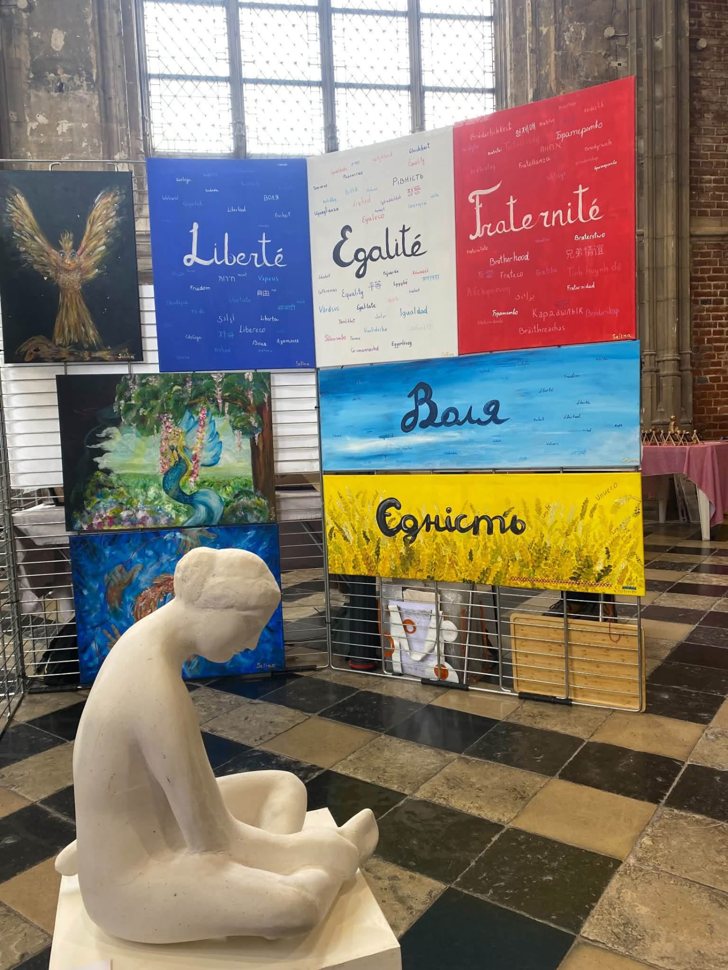 Tableaux colorés et sculpture exposés au palais Rihour.