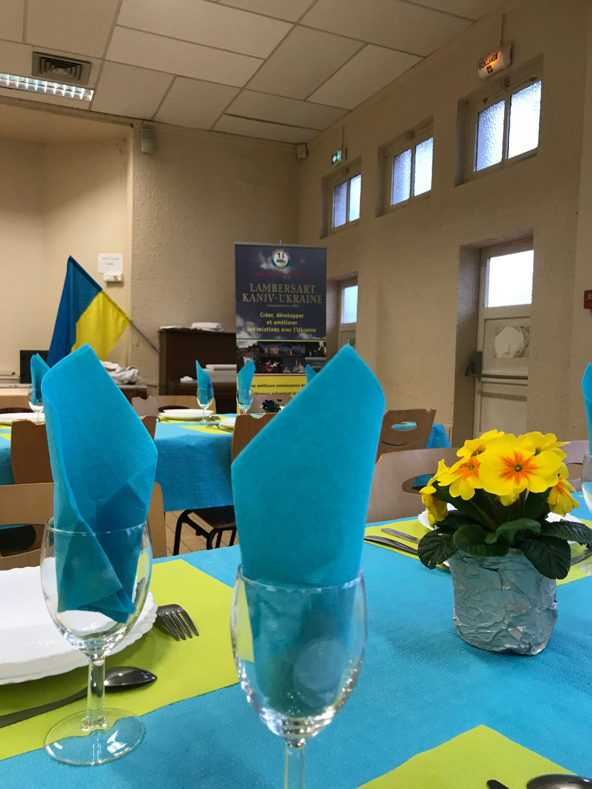 Tables dressées aux couleurs de l’Ukraine