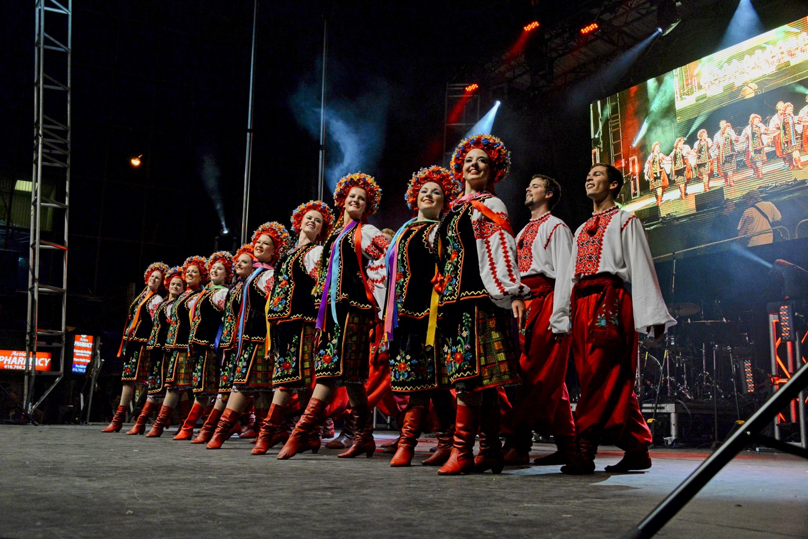 Danseuses et danseurs en costumes traditionnels ukrainiens sur scène au festival de Bloor West Village en 2015
